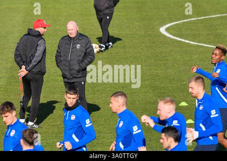 Pilsen, Tschechische Republik. März 2025. Viktoria Plzen Spielertraining vor der UEFA Europa League, Halbfinale Eröffnungsspiel: FC Viktoria Plzen gegen Latium, in Pilsen, Tschechien, am 5. März 2025. Hinten, zweiter von links, ist Trainer Miroslav Koubek. Quelle: Miroslav Chaloupka/CTK Photo/Alamy Live News Stockfoto