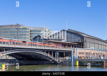 Berlin, Deutschland - 1. April 2016: Blick auf den Bahnhof Friedrichstraße, Spree und moderne Architektur. Stockfoto