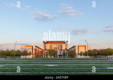 BERLIN - 3. MAI 2015 : das Bundeskanzleramt mit bunten Bäumen bei Sonnenaufgang. Es ist der Sitz des deutschen CAN Stockfoto