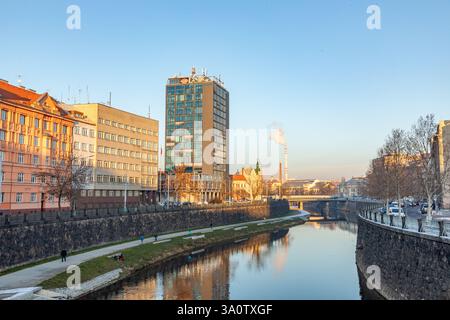 Pilsen, Tschechische Republik - 2. Januar 2020: Trichter des Holzkohlekraftwerks mit Radbusa und Wirtschaftszentrum Böhmen in der tschechischen Stadt Pilsen Stockfoto