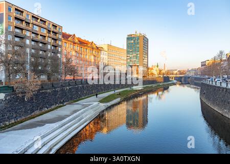 Pilsen, Tschechische Republik - 2. Januar 2020: Trichter des Holzkohlekraftwerks mit Radbusa und Wirtschaftszentrum Böhmen in der tschechischen Stadt Pilsen Stockfoto