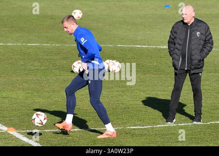 Pilsen, Tschechische Republik. März 2025. Von links: Stürmer Daniel Vasulin und Trainer Miroslav Koubek bei einem Training des Plzener Spielers vor der UEFA Europa League, Halbfinale Eröffnungsspiel: FC Viktoria Plzen gegen Lazio, in Pilsen, Tschechien, am 5. März 2025. Quelle: Miroslav Chaloupka/CTK Photo/Alamy Live News Stockfoto