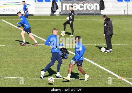 Pilsen, Tschechische Republik. März 2025. Viktoria Plzen Spielertraining vor der UEFA Europa League, Halbfinale Eröffnungsspiel: FC Viktoria Plzen gegen Latium, in Pilsen, Tschechien, am 5. März 2025. Quelle: Miroslav Chaloupka/CTK Photo/Alamy Live News Stockfoto