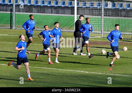 Pilsen, Tschechische Republik. März 2025. Viktoria Plzen Spielertraining vor der UEFA Europa League, Halbfinale Eröffnungsspiel: FC Viktoria Plzen gegen Latium, in Pilsen, Tschechien, am 5. März 2025. Quelle: Miroslav Chaloupka/CTK Photo/Alamy Live News Stockfoto