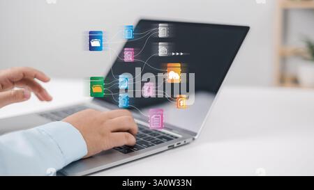 Dokumentenmanagement-Konzept, Suche und Verwaltung von Unternehmensdateien und -Daten, Dokumentenmanagementsystem DMS Online Dokumentendatenbank, Geschäftsmann Stockfoto