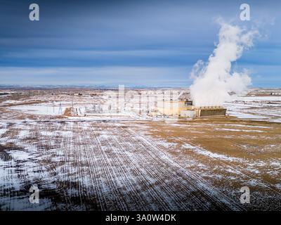 Im Winter steigt der Dampf am Stromerzeuger unter dem Winterhimmel in Alberta Kanada. Stockfoto