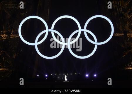26. Juli 2024: Paris, Frankreich: Die kanadische Sängerin Celine Dion tritt am Eiffelturm auf und schließt die Eröffnungszeremonie der Paris 2024 Stockfoto