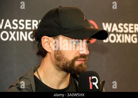 Maldron Hotel Brighton City Centre, 31 Cannon PL, Brighton and Hove, Brighton. Dieses Bild zeigt Tyrone McKenna beim Medientag für das Boxspiel Harlem Eubank gegen Tyrone McKenna am Freitag, den 7. März im Brighton Centre. Beide Boxer schauten entspannt an einem informellen Medientag vor dem Kampf, der von verschiedenen Boxmedien und Fernsehmedien interviewt wurde. David Smith/Alamy Stockfoto