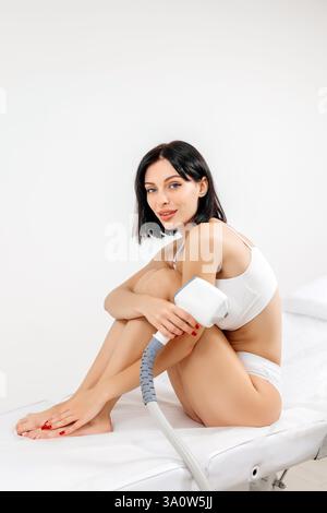 Körperhygiene. Laserhaarentfernung des Körpers. Ein Kosmetiker entfernt Körperhaare junger Frauen. Laserhaarentfernung in einer Kosmetikklinik. Stockfoto