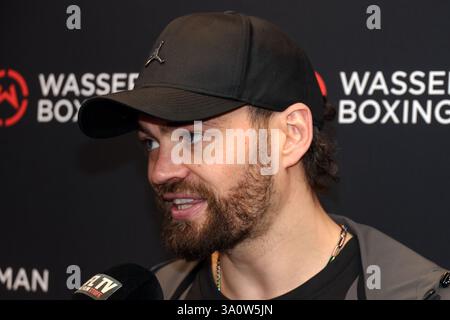 Maldron Hotel Brighton City Centre, 31 Cannon PL, Brighton and Hove, Brighton. Dieses Bild zeigt Tyrone McKenna beim Medientag für das Boxspiel Harlem Eubank gegen Tyrone McKenna am Freitag, den 7. März im Brighton Centre. Beide Boxer schauten entspannt an einem informellen Medientag vor dem Kampf, der von verschiedenen Boxmedien und Fernsehmedien interviewt wurde. David Smith/Alamy Stockfoto