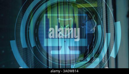 Bild des Oszilloskops, das mit einem Computersymbol über dem kaukasischen Geschäftsmann im Serverraum saniert Stockfoto