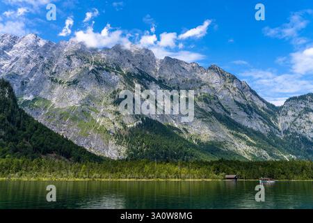 Wunderschöner Panoramablick auf den Königssee mit Watzmann-Gipfel und Bayerische alpen vom Kreuzfahrtschiff aus, im Nationalpark Berchtesgaden an einem sonnigen Sommertag, Stockfoto
