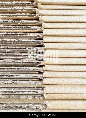 Gestapelte Wellpappenblätter mit rauen und glatten Kanten im Detail. Hochwertige Fotos Stockfoto
