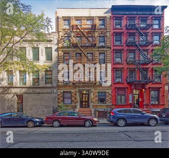 Das Apartmentgebäude 237 West 18th Street in Chelsea, Manhattan, verzaubert das Auge mit kontrastierenden Farben und Texturen aus Ziegeln, Stein und Terrakotta. Stockfoto