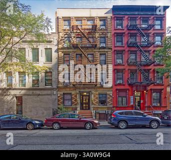 Das Apartmentgebäude 237 West 18th Street in Chelsea, Manhattan, verzaubert das Auge mit kontrastierenden Farben und Texturen aus Ziegeln, Stein und Terrakotta. Stockfoto