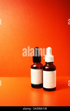 Zwei transparente Glasflaschen für Serum mit Pipette, mit Tropfer. Gesichtspflegemittel. Anti-Aging-Produkte. Stockfoto