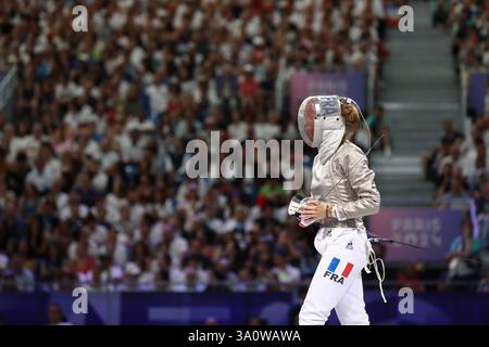 29. Juli 2024 - Paris, Frankreich: Manon Apithy-Brunet aus Frankreich im Halbfinale der Fechten Frauen-Sabre Einzelspiel am 3. Tag der Olympischen Spiele 2024 in Paris ( Stockfoto