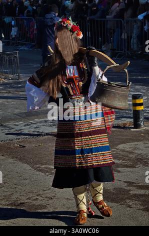 Freiwillige Mumiere, Pantomime-Künstler von Naturspielen, durchstreifen die Stadt in einem traditionellen Exorzismus, Sofia, Bulgarien Stockfoto