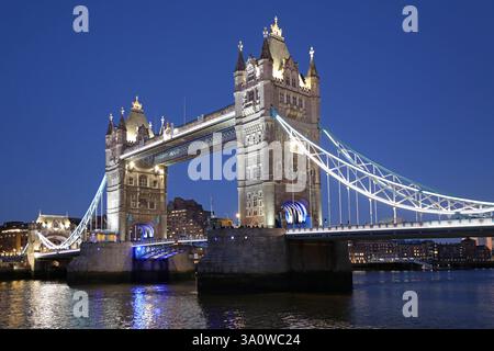 Nachtblick auf die neu renovierte Tower Bridge, London, Großbritannien. Blick aus Südwesten. Februar 2025 Stockfoto