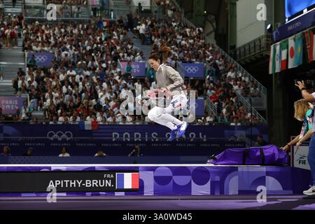 29. Juli 2024 - Paris, Frankreich: Manon Apithy-Brunet aus Frankreich im Halbfinale der Fechten Frauen-Sabre Einzelspiel am 3. Tag der Olympischen Spiele 2024 in Paris ( Stockfoto