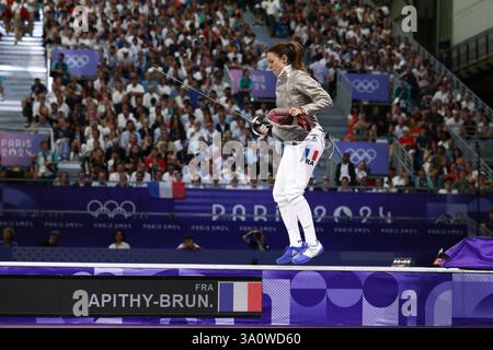 29. Juli 2024 - Paris, Frankreich: Manon Apithy-Brunet aus Frankreich im Halbfinale der Fechten Frauen-Sabre Einzelspiel am 3. Tag der Olympischen Spiele 2024 in Paris ( Stockfoto