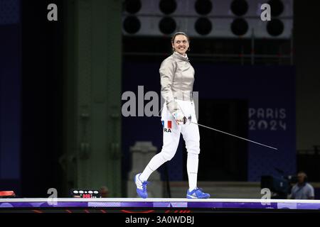 29. Juli 2024: Paris, Frankreich: Manon Brunet aus Frankreich tritt am 3. Tag der Olympi 2024 in Paris mit einem großen Lächeln in die Fechten Women's Sabre Individual ein Stockfoto