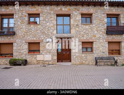 Ländliches Steinhotel in einem ländlichen Dorf in Spanien Stockfoto