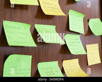 Farbige Notizen an der Wand in spanisch geschrieben. Stockfoto