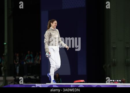 29. Juli 2024: Paris, Frankreich: Manon Brunet aus Frankreich tritt am 3. Tag der Olympi 2024 in Paris mit einem großen Lächeln in die Fechten Women's Sabre Individual ein Stockfoto