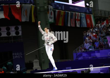29. Juli 2024: Paris, Frankreich: Sara Balzer aus Frankreich feiert die Qualifikation für das Fechten Women's Sabre Individual Finale am 3. Tag des Paris 2024 Stockfoto