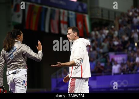 29. Juli 2024: Paris, Frankreich: Matthieu Gourdain reagiert auf Sara Balzer von Frankreich, die Olga Kharlan von der Ukraine im Fechten Women's Sabre indivi besiegt Stockfoto