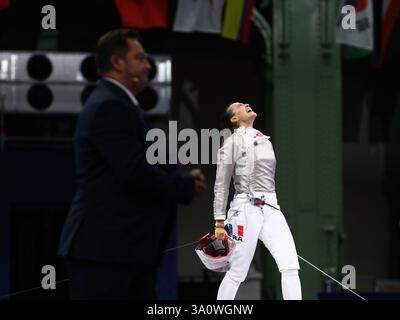 29. Juli 2024: Paris, Frankreich: Sara Balzer reagiert auf die Niederlage von Olga Kharlan aus der Ukraine im Halbfinale der Fechten Women's Sabre Individual Stockfoto