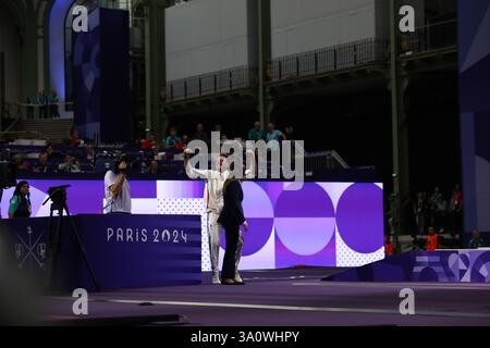 29. Juli 2024: Paris, Frankreich: Matthieu Gourdain reagiert auf Sara Balzer von Frankreich, die Olga Kharlan von der Ukraine im Fechten Women's Sabre indivi besiegt Stockfoto