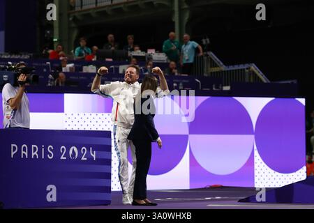 29. Juli 2024: Paris, Frankreich: Matthieu Gourdain reagiert auf Sara Balzer von Frankreich, die Olga Kharlan von der Ukraine im Fechten Women's Sabre indivi besiegt Stockfoto