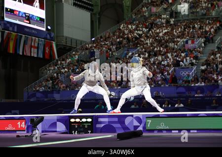 29. Juli 2024: Paris, Frankreich: Sara Balzer aus Frankreich (links) und Olga Kharlan aus der Ukraine (rechts) im Halbfinale der Fechten Women's Sabre Stockfoto