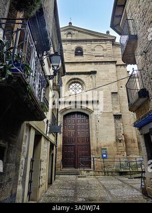 Großer Eingang der Kirche Santa Maraa de los Reyes in Laguardia, Spanien, mit einer barocken Steinfassade und Holztüren. Stockfoto