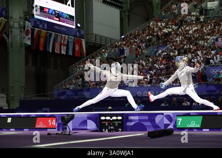 29. Juli 2024: Paris, Frankreich: Sara Balzer aus Frankreich (links) und Olga Kharlan aus der Ukraine (rechts) im Halbfinale der Fechten Women's Sabre Stockfoto