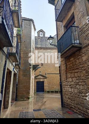 Großer Eingang der Kirche Santa Maraa de los Reyes in Laguardia, Spanien, mit einer barocken Steinfassade und Holztüren. Stockfoto