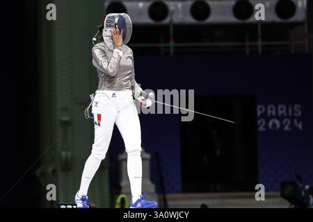 29. Juli 2024 - Paris, Frankreich: Sara Balzer aus Frankreich im Halbfinale der Fechten Frauen-Sabre Einzelspiel am 3. Tag der Olympischen Spiele 2024 in Paris (Foto: Stockfoto