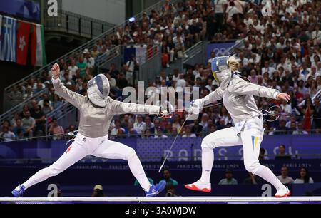 29. Juli 2024: Paris, Frankreich: Sara Balzer aus Frankreich (links) und Olga Kharlan aus der Ukraine (rechts) im Halbfinale der Fechten Women's Sabre Stockfoto