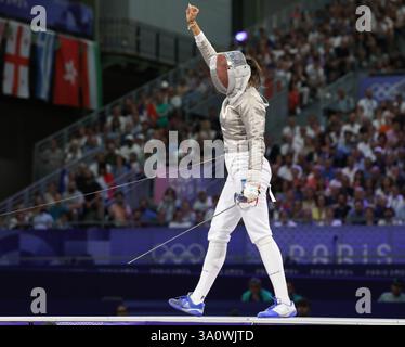 29. Juli 2024: Paris, Frankreich: Sara Balzer aus Frankreich reagiert im Halbfinale der Fechten Women's Sabre Individual gegen Olga Kharlan aus der Ukraine am Tag Stockfoto