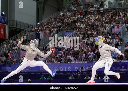 29. Juli 2024: Sara Balzer von Frankreich (links) greift Olga Kharlan von der Ukraine (rechts) im Halbfina Fechten Women's Sabre Individual an Stockfoto