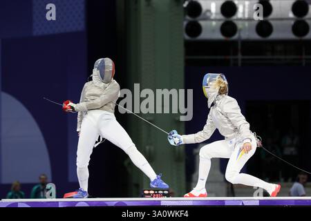 29. Juli 2024: Paris, Frankreich: Sara Balzer aus Frankreich (links) und Olga Kharlan aus der Ukraine (rechts) im Halbfinale der Fechten Women's Sabre Stockfoto