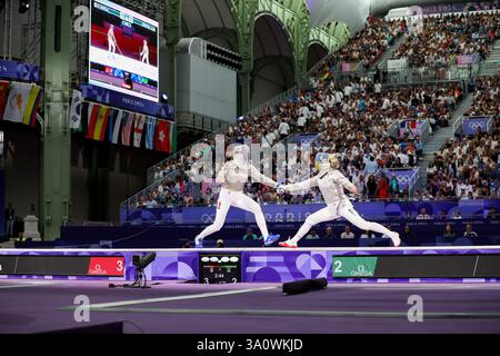 29. Juli 2024: Paris, Frankreich: Sara Balzer aus Frankreich (links) und Olga Kharlan aus der Ukraine (rechts) im Halbfinale der Fechten Women's Sabre Stockfoto