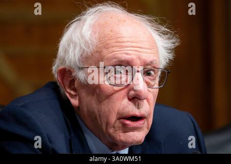 Washington, Usa. März 2025. Bernie Sanders, I-VT, spricht während einer Anhörung über Jayanta Bhattacharyas Nominierung zum Direktor der National Institutes of Health am US Capitol in Washington, DC am Mittwoch, den 5. März 2025. Foto: Bonnie Cash/UPI Credit: UPI/Alamy Live News Stockfoto