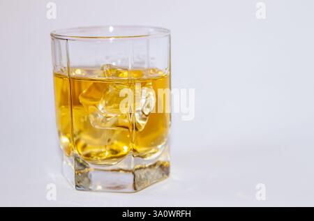 Goldener Whiskey mit Eis in einem Kristallglas Stockfoto