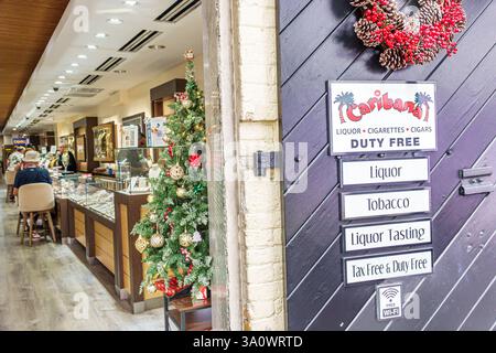 Charlotte Amalie, Saint St. Thomas, US Virgin Islands USVI, Dronningens Gade, Main Street, Caribana Duty Free, Spirituosengeschäft, Tabakladen, Duty-free-Shopping, Stockfoto