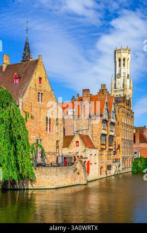 Malerischer Blick auf das historische Stadtzentrum von Brugge vom Rozenhoedkaai Damm, Boutique Hotel Relais Bourgondisch Cruyce, Dijver Wat Stockfoto