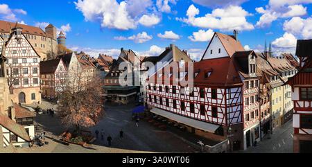 Reisen Sie in Deutschland, Bayern. Altstadt des mittelalterlichen Nürnbergs mit traditioneller Architektur, Blick von der Stadtmauer. Stockfoto