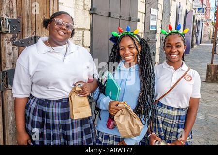 Charlotte Amalie, Saint St. Thomas, US-amerikanische Jungferninseln USVI, Main Street, Dronningens Gade, St. Peter & Paul School, Schuluniformen, Schwarzafrikaner Stockfoto